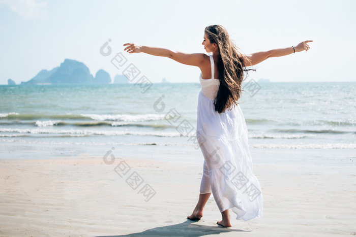海边白裙子女人背影摄影图