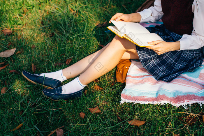 坐在草坪上看书