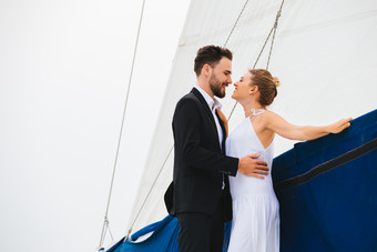 游艇上拍婚纱照的夫妻