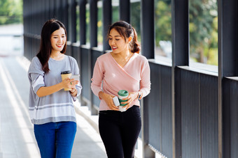 两个女孩边走边聊天摄影图