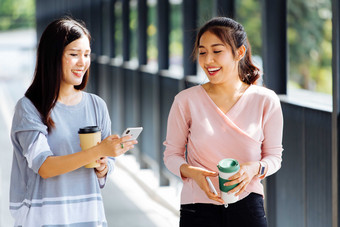 两个女孩微笑交流摄影图