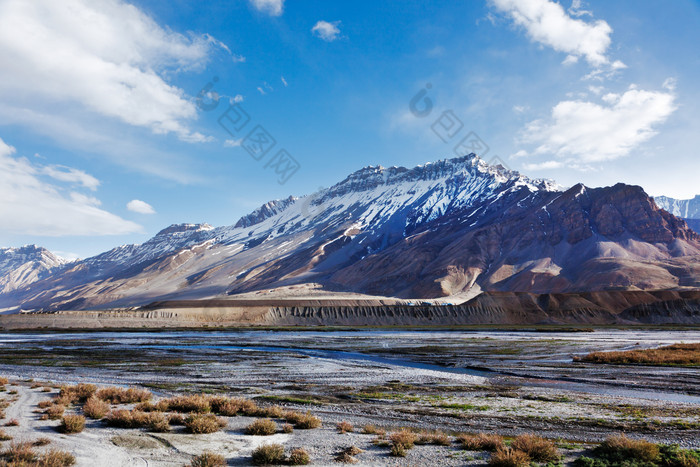 巍峨山峰的冬季景象