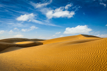 蓝天白云下一望无际的沙丘