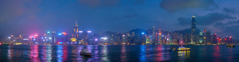 在香港天际线摩天大楼港口