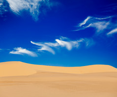 白昼中的沙漠摄影图