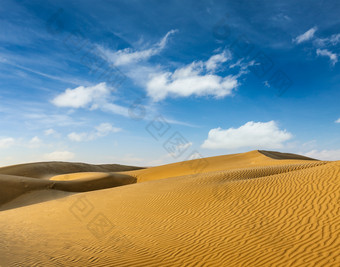 蓝天下一望无际的沙漠
