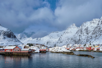 挪威莫斯肯斯村庄雪景
