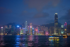 在香港天际线摩天大楼黄昏