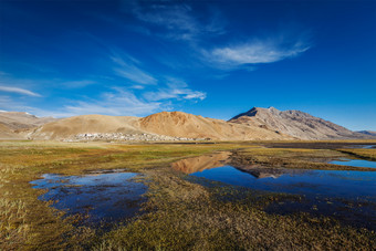 山峦湖泊摄影图片