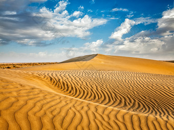 蔚蓝天空下的一片沙丘