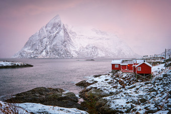 红色小屋旁的海洋和冰川