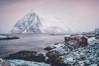 夕阳下冰川旁的红色小屋