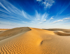 万里无云的天空下的沙丘