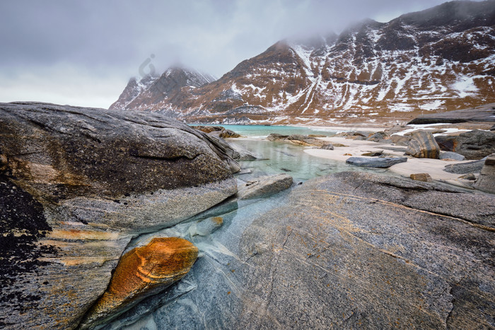 冬季海水岩石摄影图