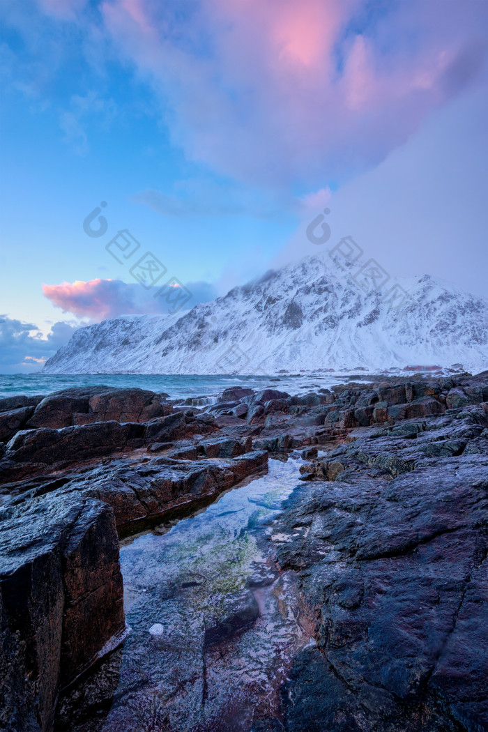 岛屿雪山岩石海水