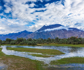 蓝天白云山峰草地<strong>河流图片</strong>