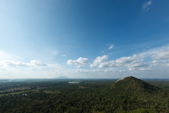 <strong>蓝色天空下</strong>的山坡草原