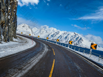 海外蓝天公路下的雪景