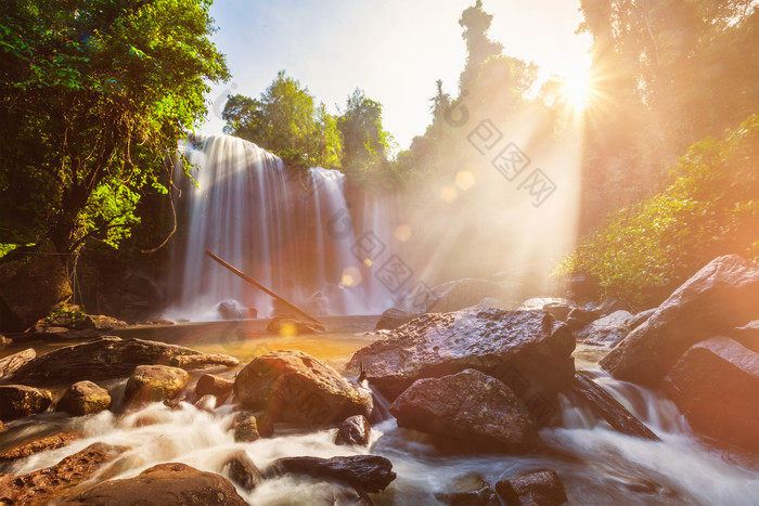 柬埔寨阳光下的瀑布景色