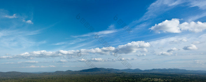 晴朗天空下的山峦