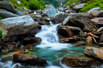 美丽的山涧溪流摄影图