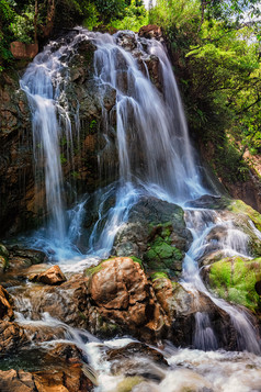 瀑布丛林热带山峰流水景观