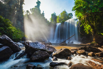 美丽的柬埔寨瀑布河流