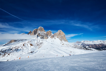 雪山中的滑雪摄影图片