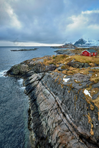 海边岛屿悬崖上的红色建筑物