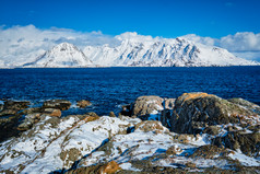 巍峨雪山下的寂静湖泊