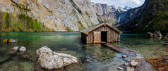 阿尔卑斯山脉湖泊小房子摄影图片