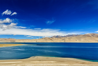蓝色天空清澈湖水高清摄影图
