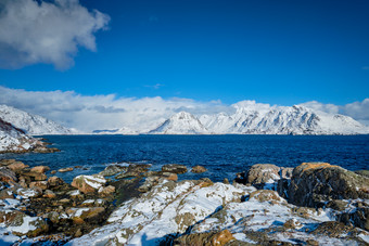 <strong>湛蓝天空</strong>下<strong>的</strong>寂静湖泊