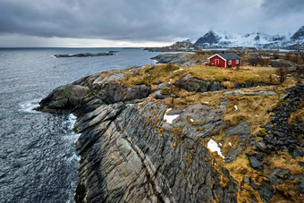 海边岛屿悬崖上的红色房子