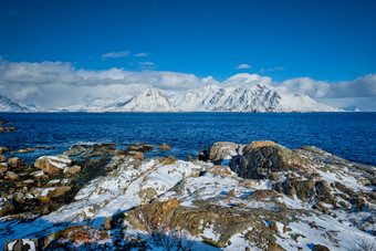 湛蓝<strong>天空下</strong>的纯净雪山群