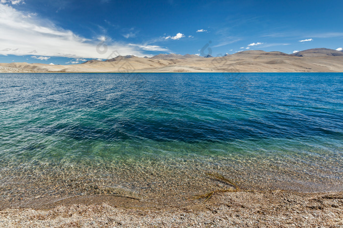 碧蓝清澈湖水近景摄影图
