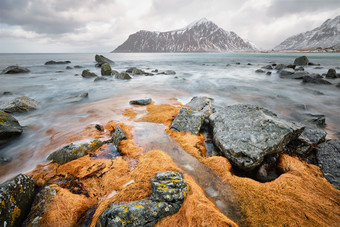 海岸边的岩石石块摄影图