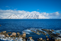 挪威岛屿湖泊旁的雪山群
