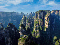 张家界山峰峰顶摄影图片