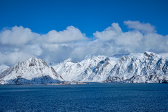 挪威岛屿湖泊旁的纯净雪山群