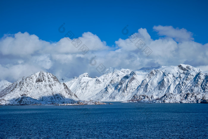 挪威岛屿湖泊旁的纯净雪山群