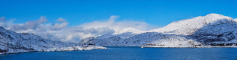 挪威岛屿的纯净雪山群