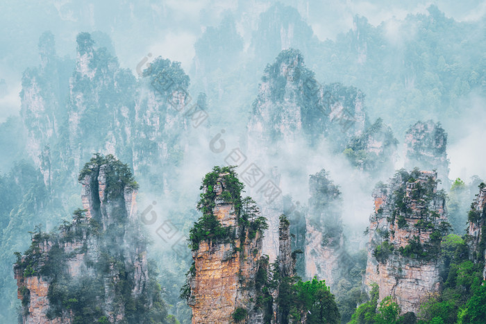 云雾缭绕的山峰摄影图片