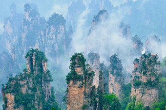 壮观的云雾山峰摄影图片