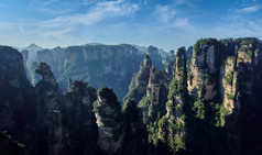 张家界山峰远景蓝天摄影图片