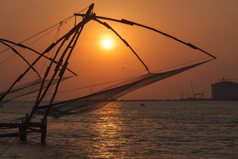 堡科钦码头夕阳下捕鱼用的渔网