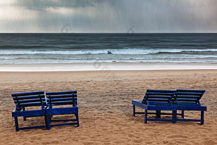 海滩上的椅子摄影图