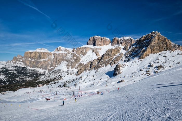 雪山滑雪远景摄影图片