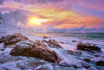 夕阳下海<strong>浪</strong>撞击岩石的风景