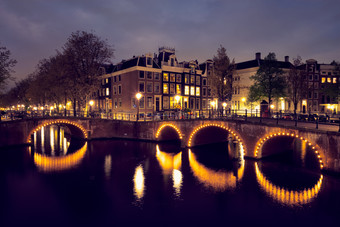阿姆斯特丹运河桥上了年纪的